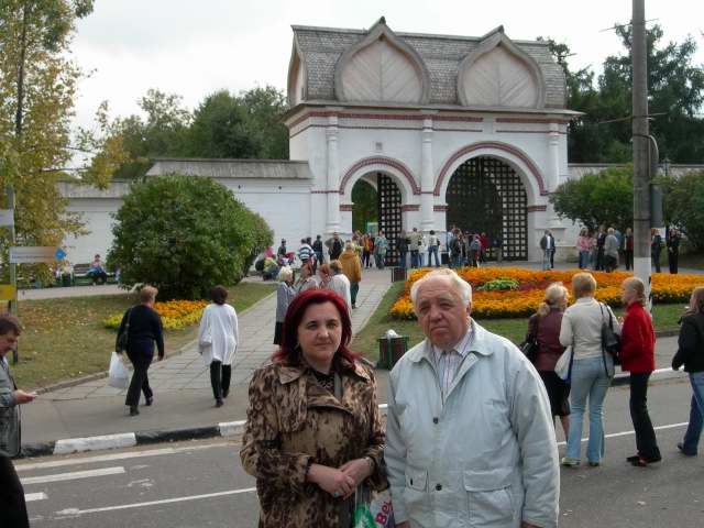 У главного входа, коломенское kolomna history people many rus russia moscow 2005 россия москва крест парк мед ландшафт православие церковь храм церковная служба апарышев
