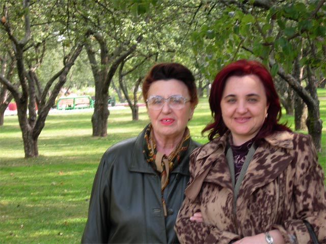 Фото на память, коломенское kolomna history people many rus russia moscow 2005 россия москва крест парк мед ландшафт православие церковь храм церковная служба апарышев