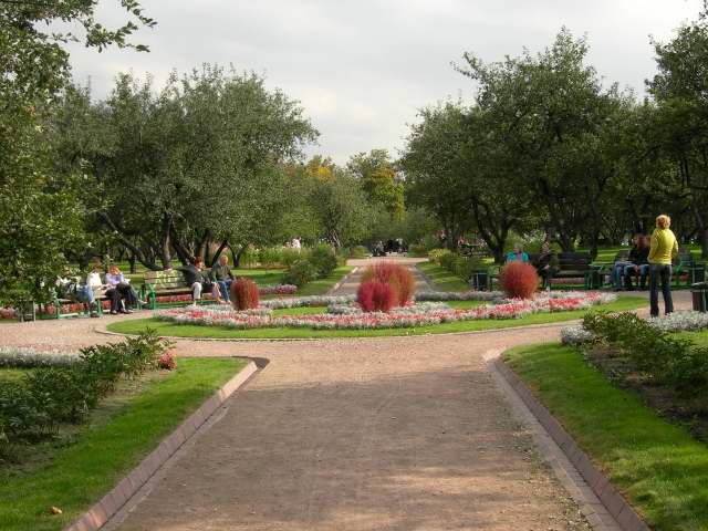 Аллея, коломенское kolomna history people many rus russia moscow 2005 россия москва крест парк мед ландшафт православие церковь храм церковная служба апарышев