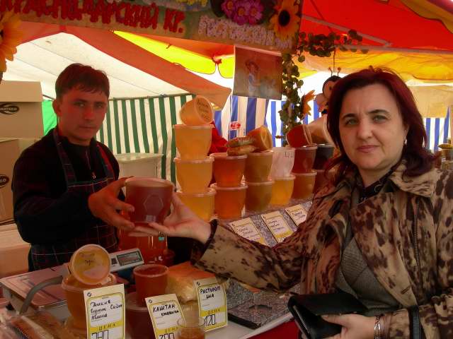 Ярмарка мёда 2, коломенское kolomna history people many rus russia moscow 2005 россия москва крест парк мед ландшафт православие церковь храм церковная служба апарышев