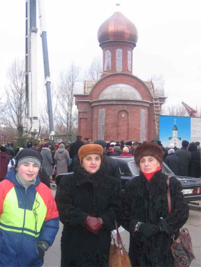 Снимок на память history people many rus russia moscow 2005 россия москва кузьминки нижегородская рязанка обретение крест православие церковь храм церковная служба апарышев