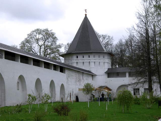 Сторожевая башня history people many pic pictures video rus russia moscow 2005 abbat abat photo foto fotki савино сторожевский монастырь звенигород россия москва крест православие церковь храм церковная служба фото фотки апарышев
