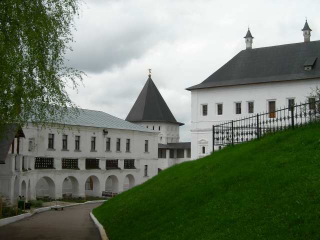 Братский корпус 3 history people many pic pictures video rus russia moscow 2005 abbat abat photo foto fotki савино сторожевский монастырь звенигород россия москва крест православие церковь храм церковная служба фото фотки апарышев