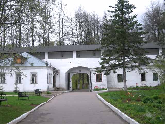 Вход, вид изнутри history people many pic pictures video rus russia moscow 2005 abbat abat photo foto fotki савино сторожевский монастырь звенигород россия москва крест православие церковь храм церковная служба фото фотки апарышев