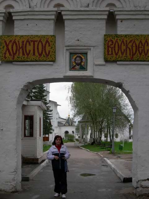 Вход в монастырь history people many pic pictures video rus russia moscow 2005 abbat abat photo foto fotki савино сторожевский монастырь звенигород россия москва крест православие церковь храм церковная служба фото фотки апарышев