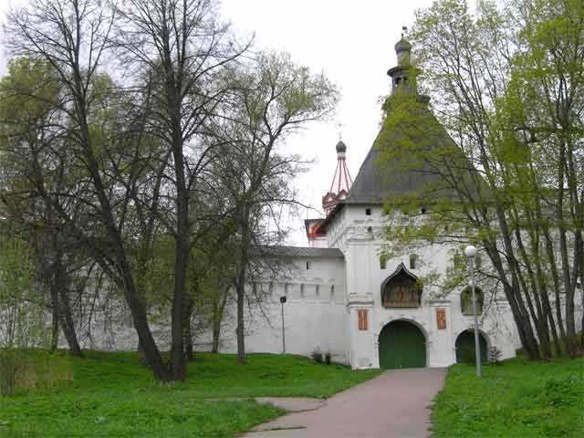 Проходная башня 2 history people many pic pictures video rus russia moscow 2005 abbat abat photo foto fotki савино сторожевский монастырь звенигород россия москва крест православие церковь храм церковная служба фото фотки апарышев