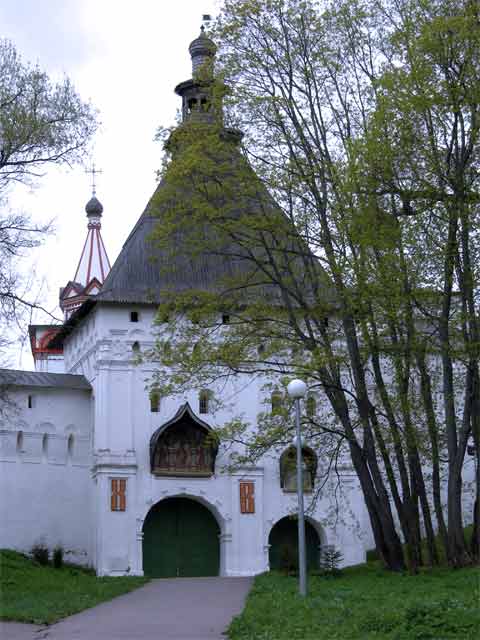 Проходная башня 1 history people many pic pictures video rus russia moscow 2005 abbat abat photo foto fotki савино сторожевский монастырь звенигород россия москва крест православие церковь храм церковная служба фото фотки апарышев