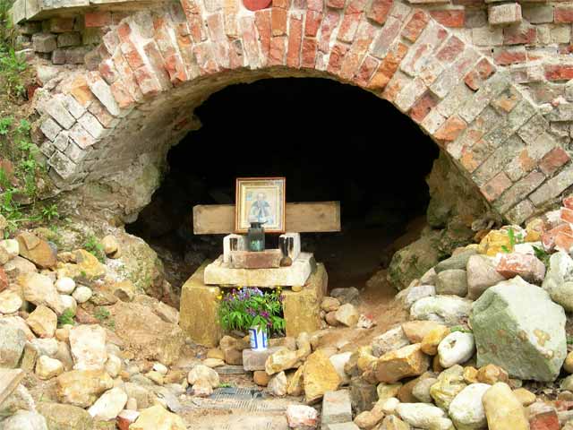 Пещера преподобного основателя монастыря history people many pic pictures video rus russia moscow 2005 abbat abat photo foto fotki савино сторожевский монастырь звенигород россия москва крест православие церковь храм церковная служба фото фотки апарышев