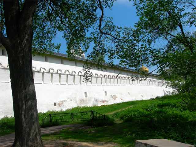 Крепостная стена 4 history people many pic pictures video rus russia moscow 2005 abbat abat photo foto fotki савино сторожевский монастырь звенигород россия москва крест православие церковь храм церковная служба фото фотки апарышев