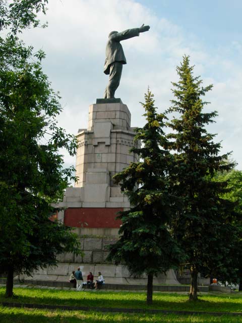 Кострома. В.И.Ленин на постаменте царского дома Романовых. Апарышев.