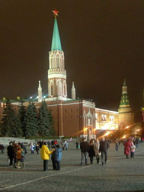 Боровицкая башня - Московский кремль. people many pic pictures video red scure lenin kreml rus russia moscow photo foto fotki history россия москва кремль мавзолей ленин спасская башня боровицкая башня лед красная площадь ночь небо фото фотки апарышев 