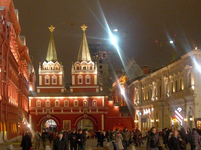 Ворота - Красная площадь. people many pic pictures video red scure lenin kreml rus russia moscow photo foto fotki history россия москва кремль мавзолей ленин спасская башня боровицкая башня лед красная площадь ночь небо фото фотки апарышев 